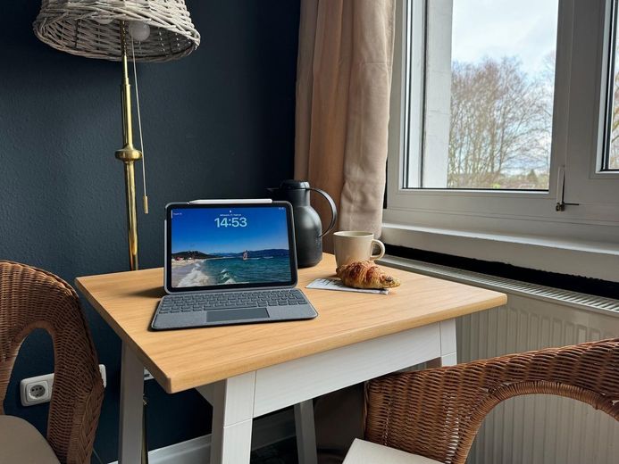 Dein Traum - eine eigene Pension an der Ostseeküste! – Tisch in jedem Zimmer