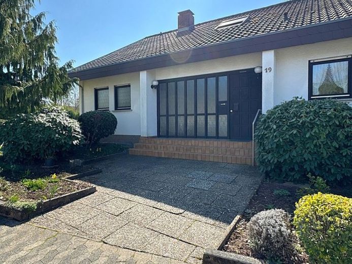 Großzügiges 1-FH + ELW, freistehend mit 2 Garagen, Kamin + Wintergarten – Foto 1