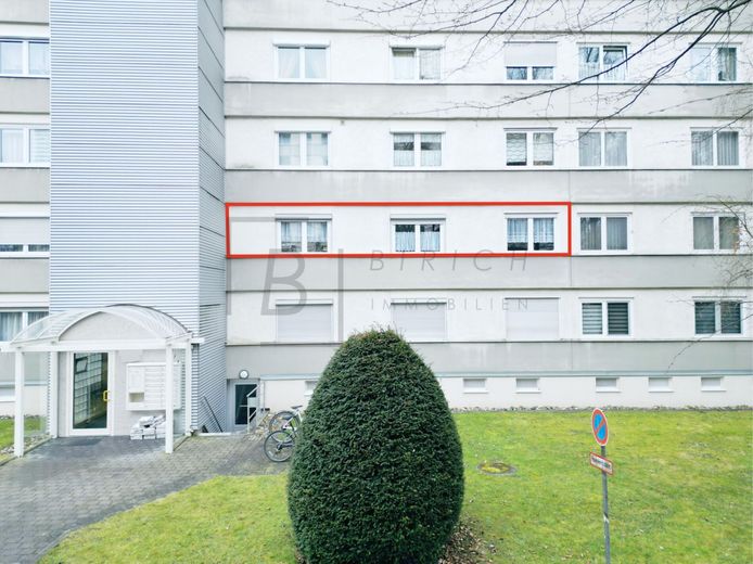 Well-maintained 4.5-room apartment with balcony, garage and immediate availability – Drohnenaufnahmen