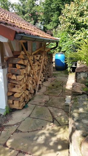 Hinter Garage Holzplatz