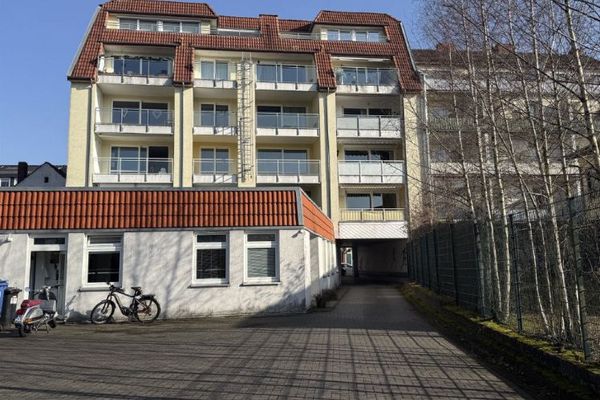 Top-Lage trifft Potenzial! 3-Zimmer-Wohnung mit Balkon, Aufzug &
Tiefgarage direkt in der Vegesacker-Fußgängerzone!