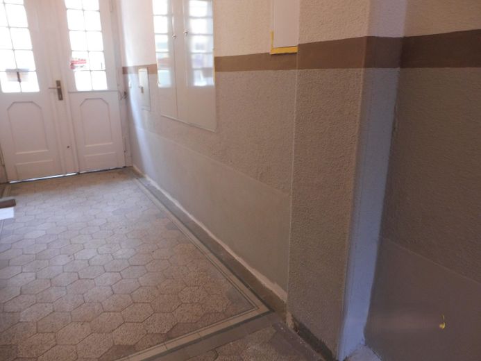 Inmueble de inversión: edificio plurifamiliar con unidad comercial - alquilado, se vende por motivos de edad – Treppenhaus