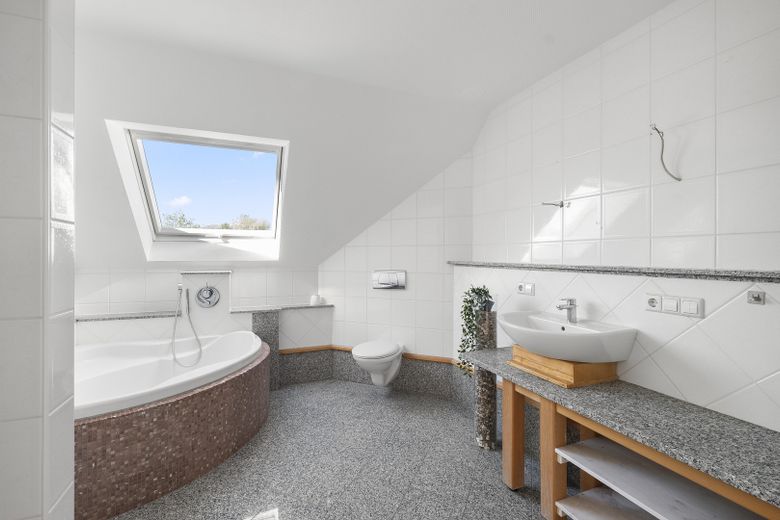 Casa familiare di 239 m² con piano giardino flessibile – senza provvigione – Badezimmer