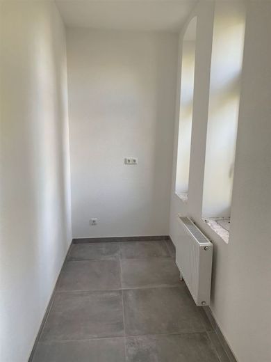 Zweitbezug nach San.! Große3-Zi. mit Einbauküche, Laminat, Lift, Balkon und Wanne! – Küche