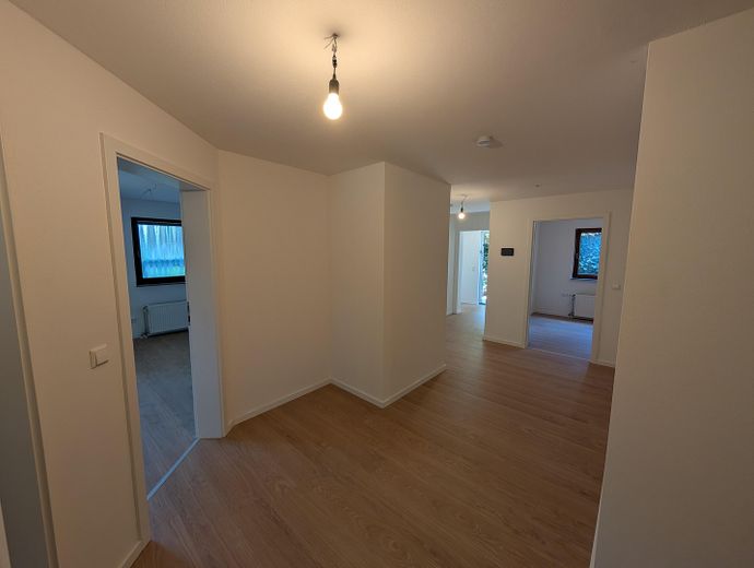 High-quality, bright & perfect for working from home: well-maintained 4-room apartment in Eutingen – Flur