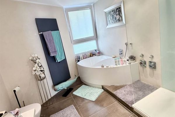 Appartamento di proprietà perfetto, balcone, cucina componibile, posto auto in garage sotterraneo in aggiunta, vasca da bagno e doccia, armadio accessibile, cantina