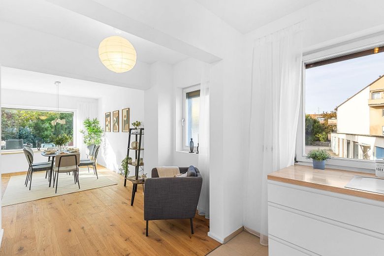 Helles Wohnzimmer vorderer Tei