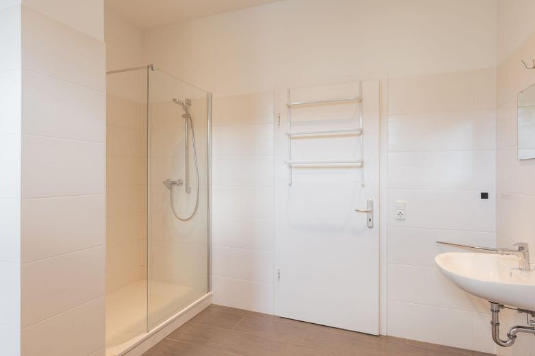 Élégant et paisible au cœur de Wiesbaden : spacieux appartement ancien avec quatre balcons – Dusche und Badewanne 1