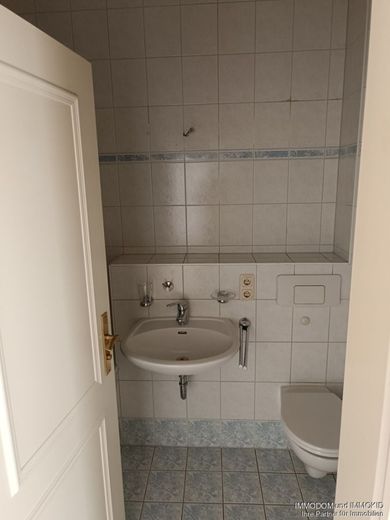 Schön geschnittene 3-Zimmer-Wohnung mit EINBAUKÜCHE, Personenaufzug, BALKON und Gäste-WC zu vermieten! – Bad