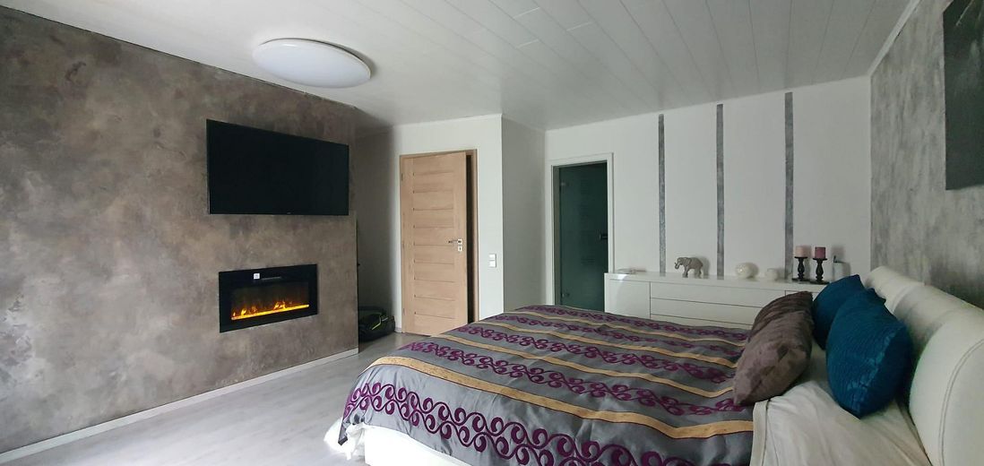 Dom dla 5 rodzin z potencjałem rozbudowy na sprzedaż – Schlafzimmer WE 1