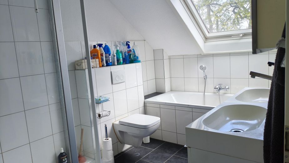 Doppelhaushälfte Einfamilienhaus, ländl. ruhige Lage doch zentral, gesamte Infrastruktur fußläufig – Wanne und Dusche Bad 1.E