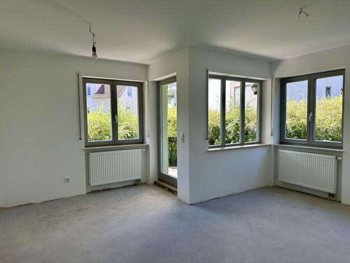 Erstbezug nach Sanierung – 3-Raum-Wohnung mit Terrasse & Garten – Wohnzimmer