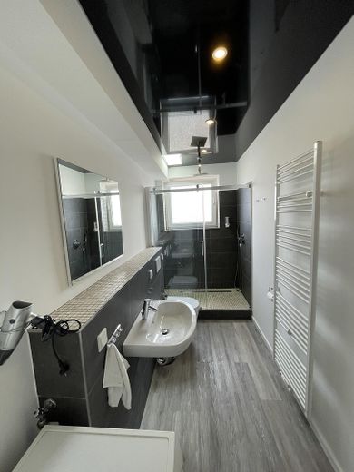 Klimatisierte und Vollständig renovierte Wohnung mit 3 Zimmern, Balkon und Einbauküche in Düsseldorf – Foto 19