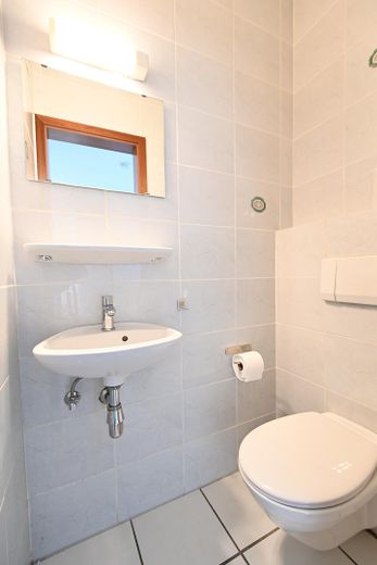 3-Zimmer-Penthouse mit Dachterrasse und Wintergarten in Köln-Wahn – Gäste WC