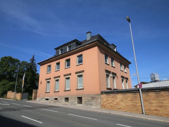 Revitalization Property / Complete Renovation in Hof – Offer Including Approved Plans for Conversion into an Apartment House – Photo 1