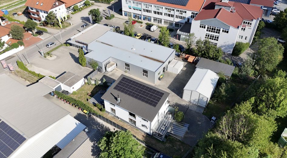 Werkstatt Ausstellung Lager mit exklusivem Betriebsleiter Wohnhaus – Luftaufnahme 