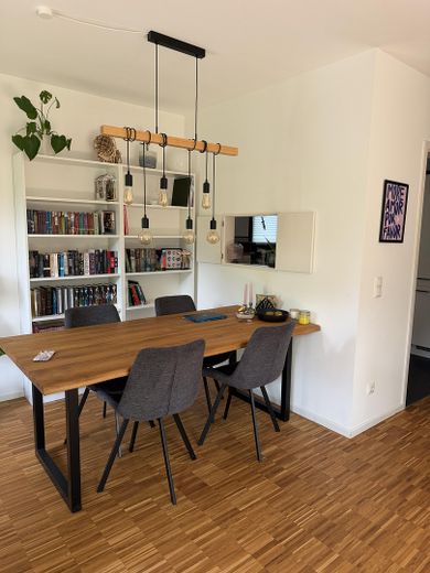 Groß Flottbek: 2,5 Zimmer mit kl. Garten in grüner Lage (WG 1) – Bsp. Möblierung/ Durchreiche