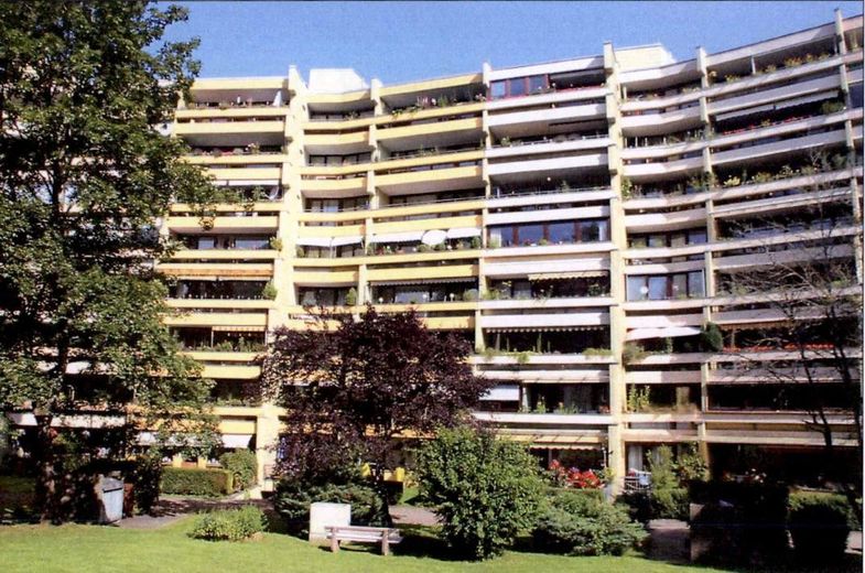 Attraktive Kapitalanlage - sofort vermietbare 1-Zi-Whg mit modernisiertem Bad, Panoramablick – Gebäudesicht - Innenring