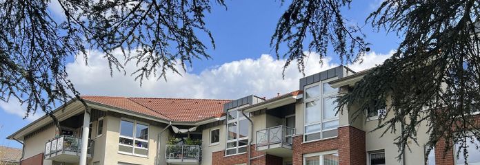 Senza provvigione! Luminoso appartamento di 2 locali, ben distribuito, nel centro di Schlebusch, in un bel complesso! – Aussenansicht vom Innenhof