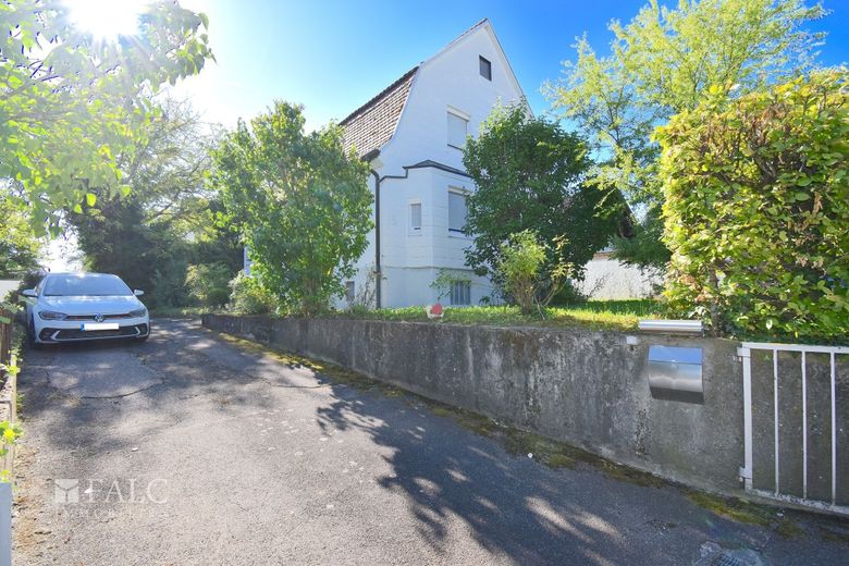 Großes Grundstück mit Handwerkerhaus – Außenansicht
