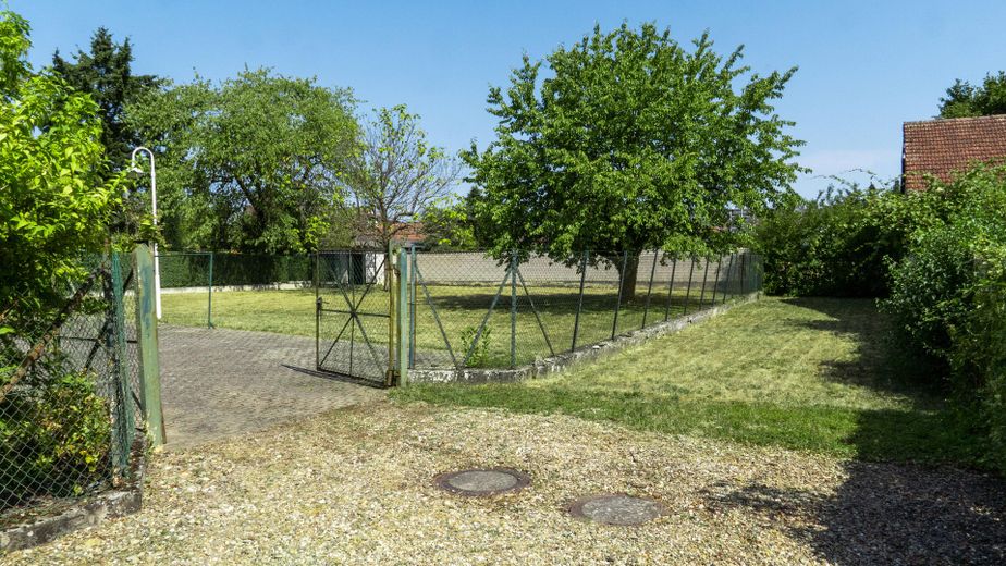 Ek yapılaşma imkânına sahip geniş arsada villa tarzı müstakil ev – Blick von der Einfahrt