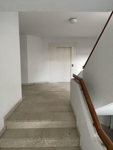 Treppenhaus mit Aufzug