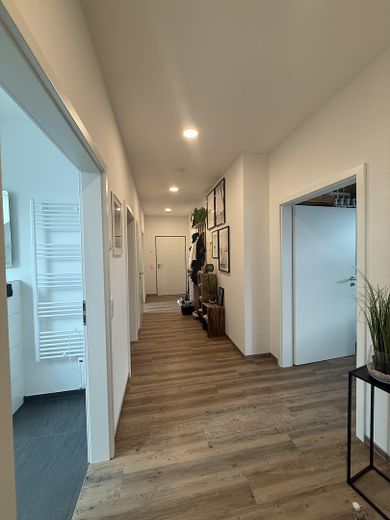 Lichtdurchflutete Dachgeschosswohnung mit Balkon und Aufzug – Diele