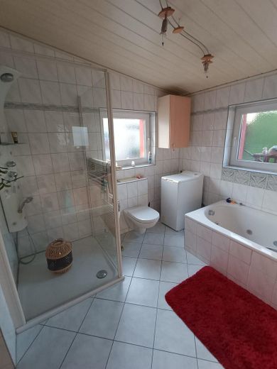 Viel Platz in Güstrow 190 m², großes Grundstück, Pool & Werkstatt – Bad EG