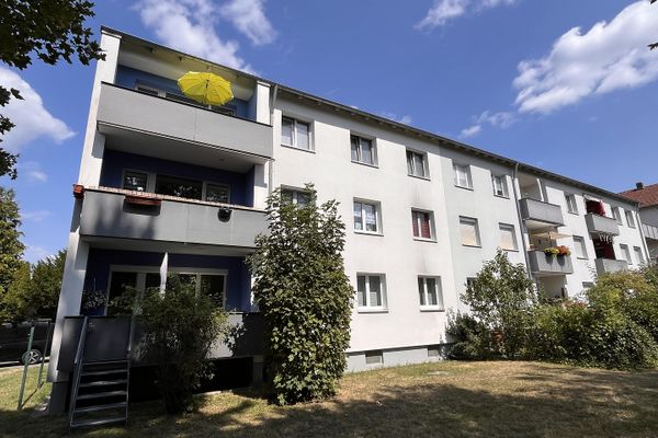 Zentral, aber ruhig gelegene 3-Zimmer Wohnung mit Balkon und Stellplatz als Kapitalanlage, prov.frei