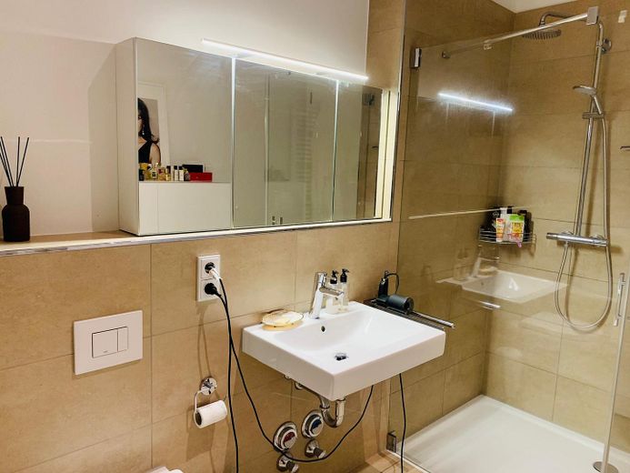 2,5 Zimmer Wohnung mit Balkon und Skylineblick – Bad