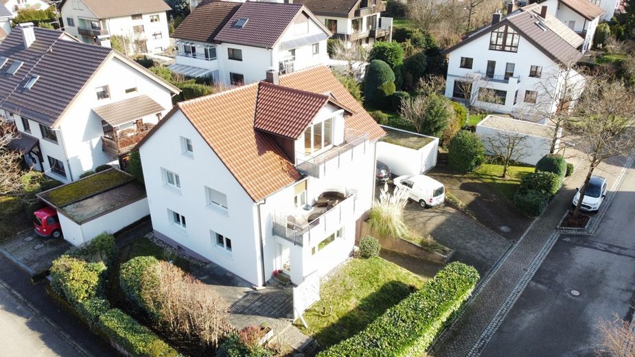 Provisionsfrei! Gut vermietete 2-Zimmer-DG-Wohnung mit Balkon in ruhiger Ortsrandlage von Sasbach – Gesamtansicht