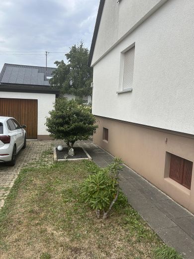 Raum für Familie – Charmantes Einfamilienhaus mit Terrasse und Vollkeller – Blick auf Garage