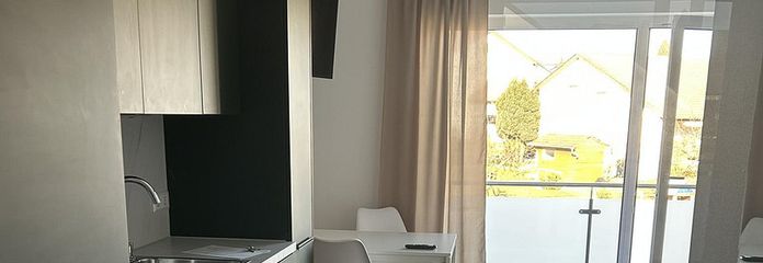 Umeblowane mieszkanie dla osób dojeżdżających do pracy, wykwalifikowanych pracowników i kadry kierowniczej – Küche mit Spülmaschine