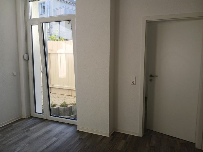 غرفة مشرقة في شقة مشتركة من 3 أشخاص مع مطبخ مدمج جديد وتراس – Blick auf Zimmer 1