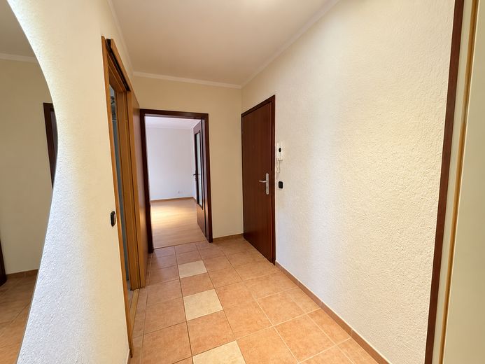 Jobcenter – Twoje nowe mieszkanie jest gotowe! Job Center – Twoje nowe mieszkanie jest gotowe do zamieszkania! – Flur