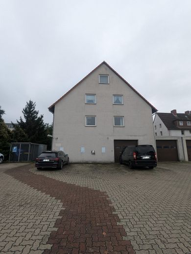 Straßenansicht mit Parkplatz