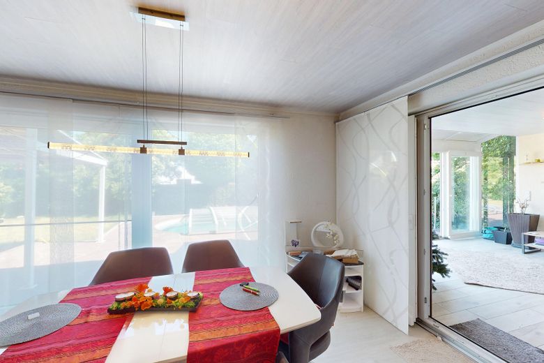 Appartamento modernizzato di 5 locali al piano terra con grande giardino, piscina e accesso diretto al garage – Esszimmer