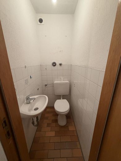 Na sprzedaż mieszkanie własnościowe 3,5-pokojowe – Weinstadt-Beutelsbach – od osoby prywatnej, bez prowizji dla pośrednika – WC 