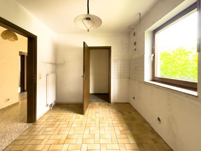 Küche mit Vorratskammer