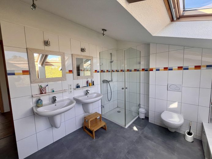 Bad OG Waschtische und Dusche