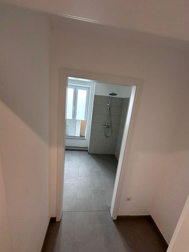 Гарна 3-кімнатна квартира з кухнею-вітальнею, підігрівом підлоги, балконом і ліфтом – Eingang zum Bad