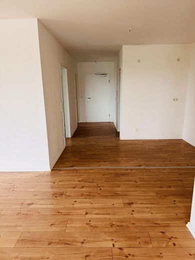 Ampio appartamento di 2,5 locali al piano superiore con balcone a Hemau – Foto 4