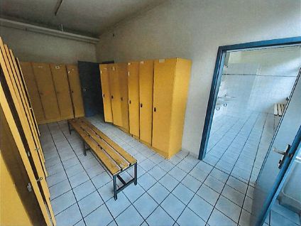 Provisievrij solitair object op toplocatie! Kantoorruimte, productie en veel buitenruimte aan de A1! – Umkleide EG