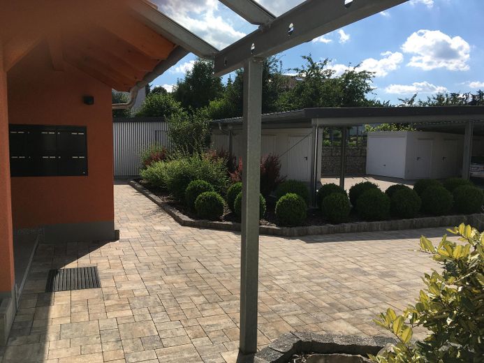 Appartement moderne de 3 pièces avec prestations haut de gamme, balcon et deux carports – Innenhof_2