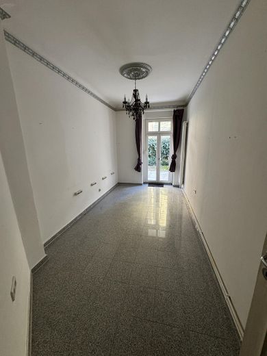 Ruhige 2-Zimmer-Altbauwohnung mit neuer Terrasse und grünem Innenhof – Schlafzimmer