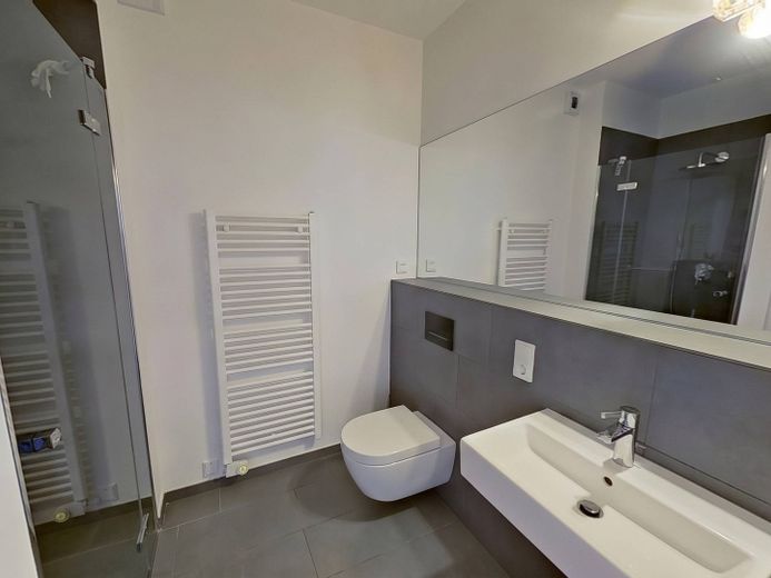 **Hochwertige 3-Zi.-Neubauwhg. mit EBK, 2 Bädern, Balkon und Rheinblick, direkt am Zollhafen** – Bad II