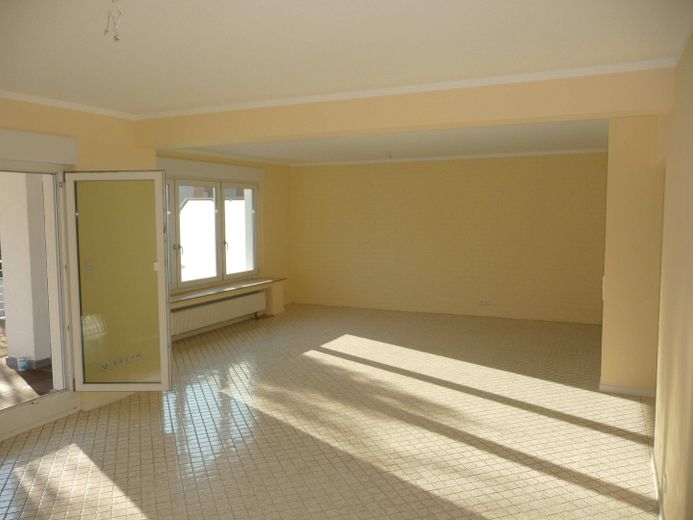 Uso proprio/investimento: edificio plurifamiliare completamente ristrutturato a regola d’arte, con 3 unità abitative di pregio su 4 piani – Wohnzimmer Erdgeschoss