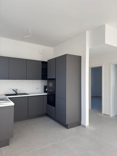 Lichtdurchflutete, moderne 3-Zi-Wohnung mit EBK, Balkon und Gäste-WC - Energieeffizienzklasse A+ – Offene Küche mit EBK