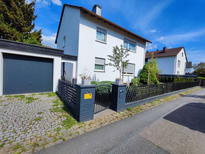 Eingangsseite mit Garage