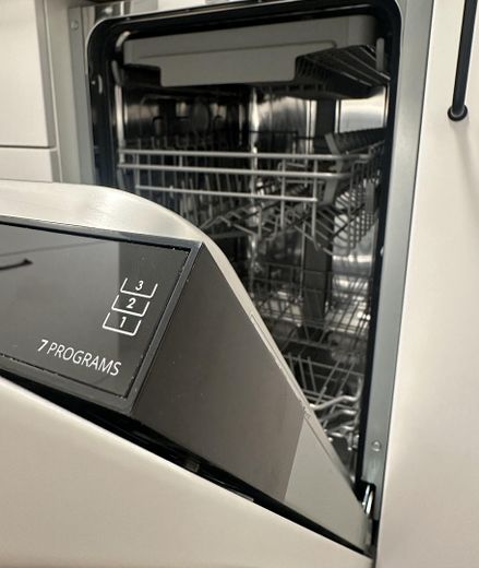 Wszystko w cenie. Pierwsze zasiedlenie po remoncie: nowoczesne mieszkanie jednopokojowe z meblami, umeblowaną kuchnią i czynszem all inclusive – Zdjęcie 18
